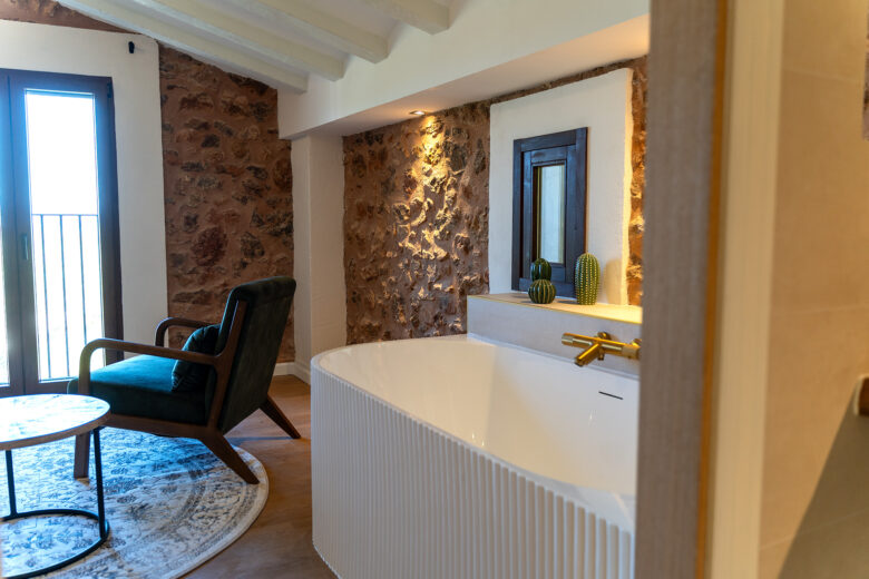 Suite with bathtub